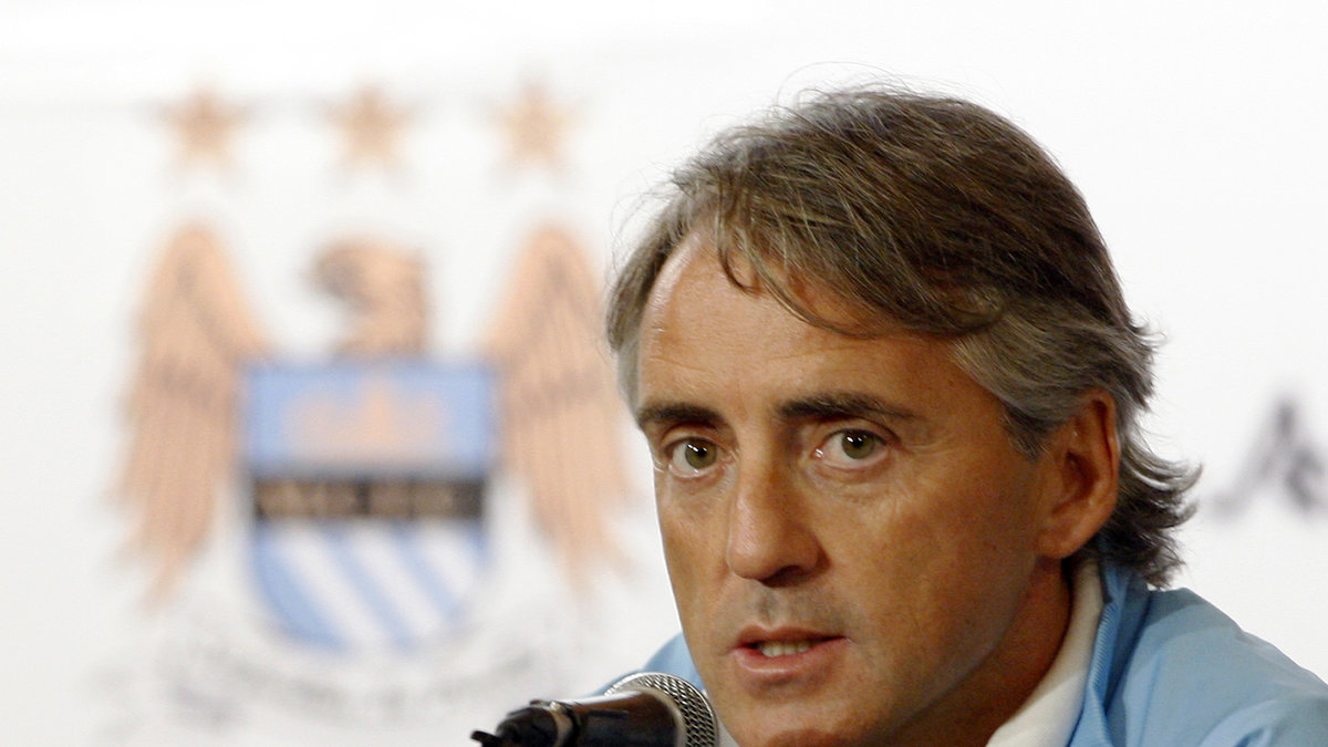 Citys tränare Roberto Mancini tror på Liverpool den här säsongen.